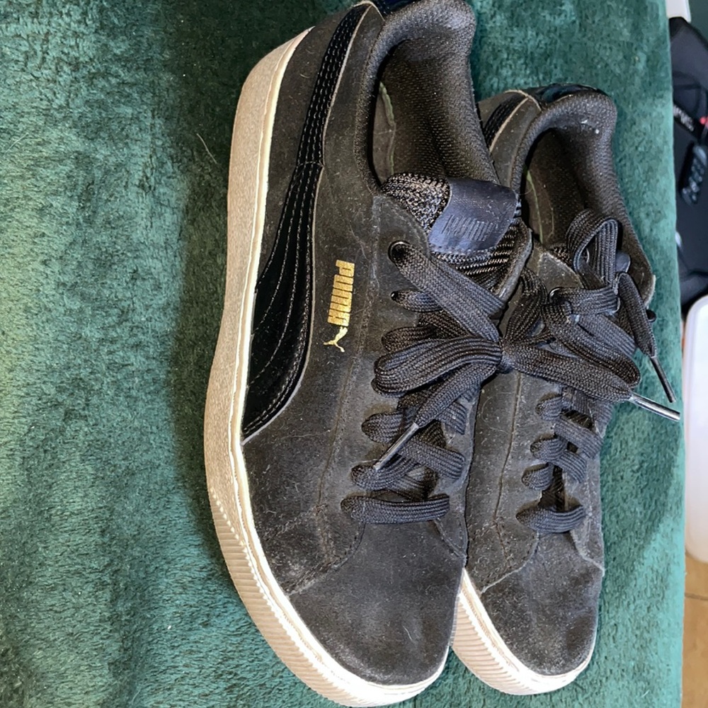 Black Puma platform tennis shoes